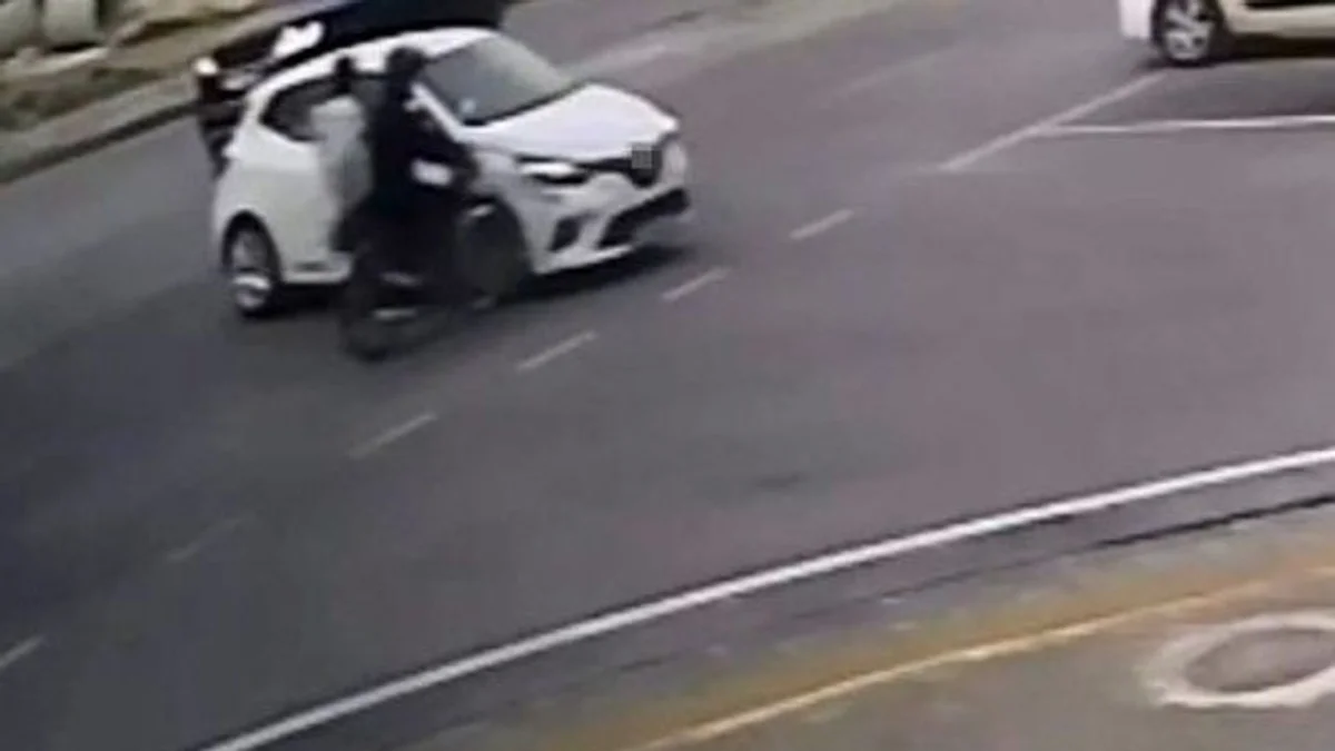 Otomobille çarpışan motosikletteki 2 kişi yaralandı, kaza kameraya yansıdı