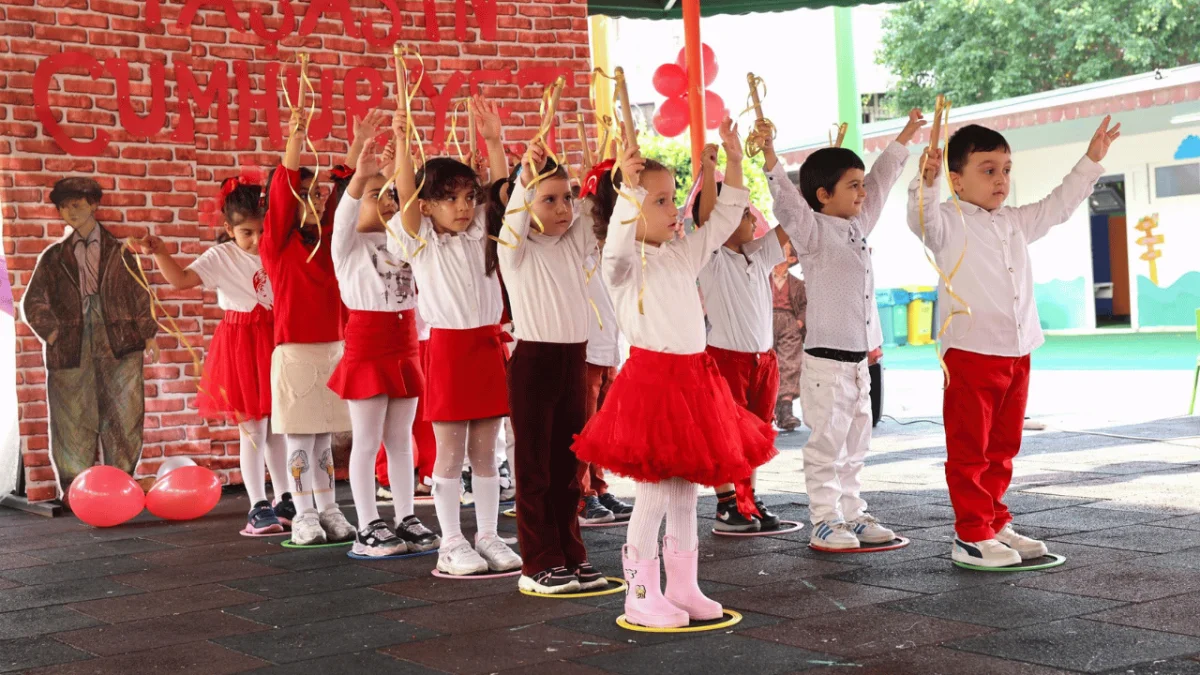 Toroslar’da Miniklerden Cumhuriyet’in 103. Yılına Renkli Kutlama